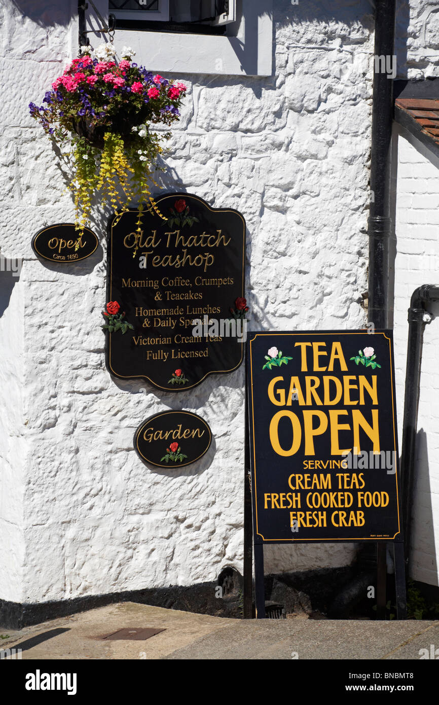 Old Thatch Teashop signe à Shanklin Old Village, île de Wight, Hampshire Royaume-Uni en juin Banque D'Images