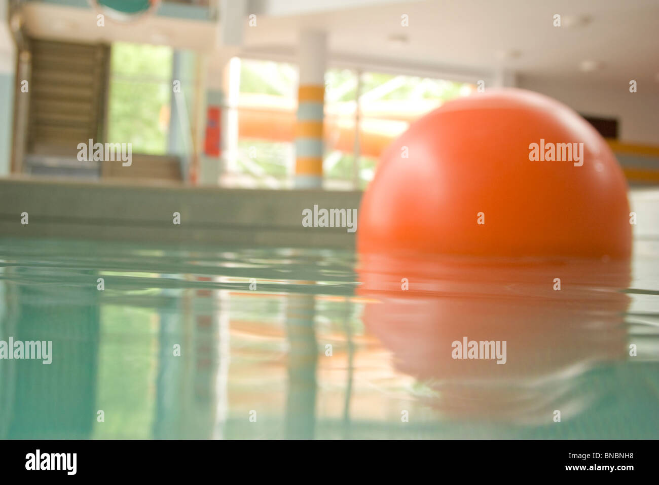 Balle Orange fait des vagues Banque D'Images