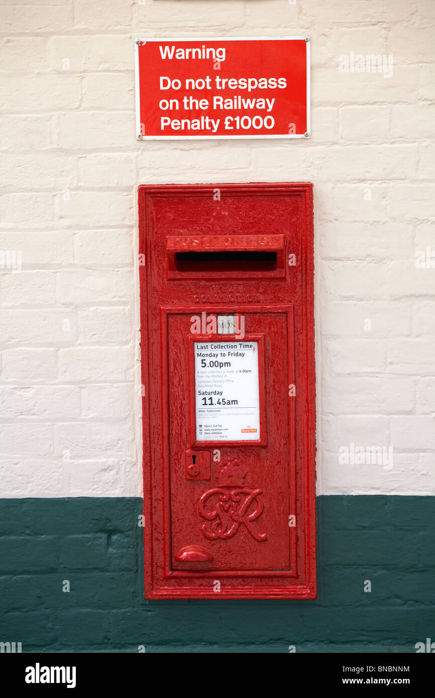 Royal Mail post office box sur gare plate-forme avec inscription GR Banque D'Images