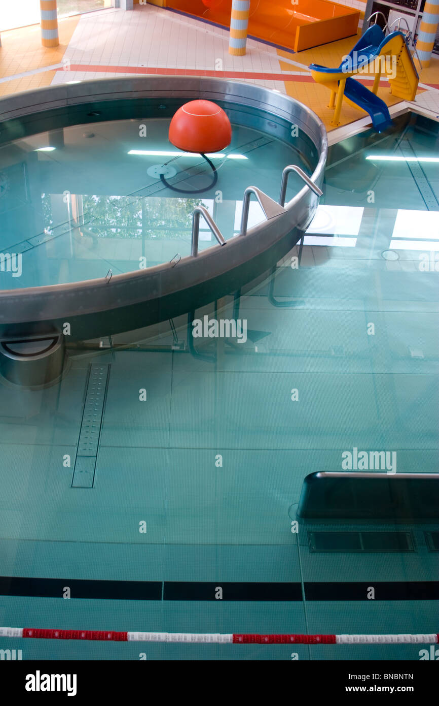 Vue sur la piscine. Banque D'Images