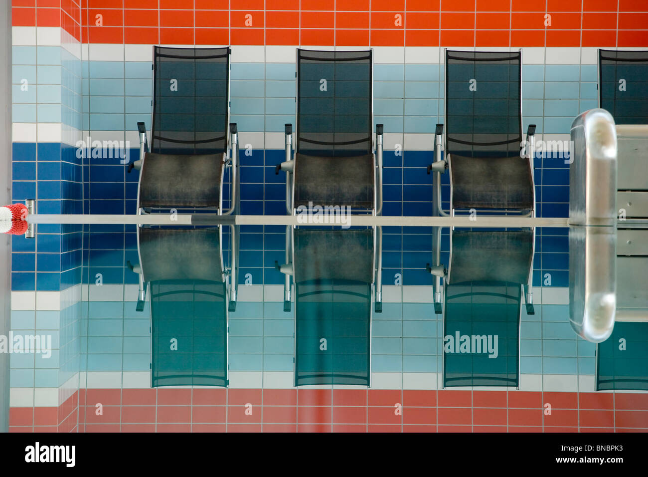 Transats sur piscine Banque D'Images