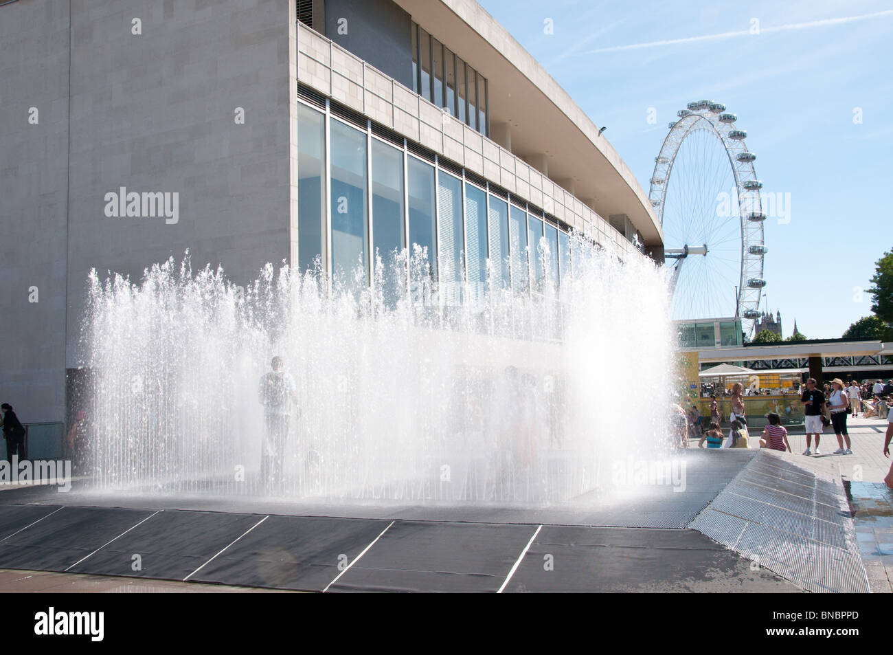 L'eau de la rive sud de la fontaine sculpture de l'artiste danois Jeppe Hein Banque D'Images