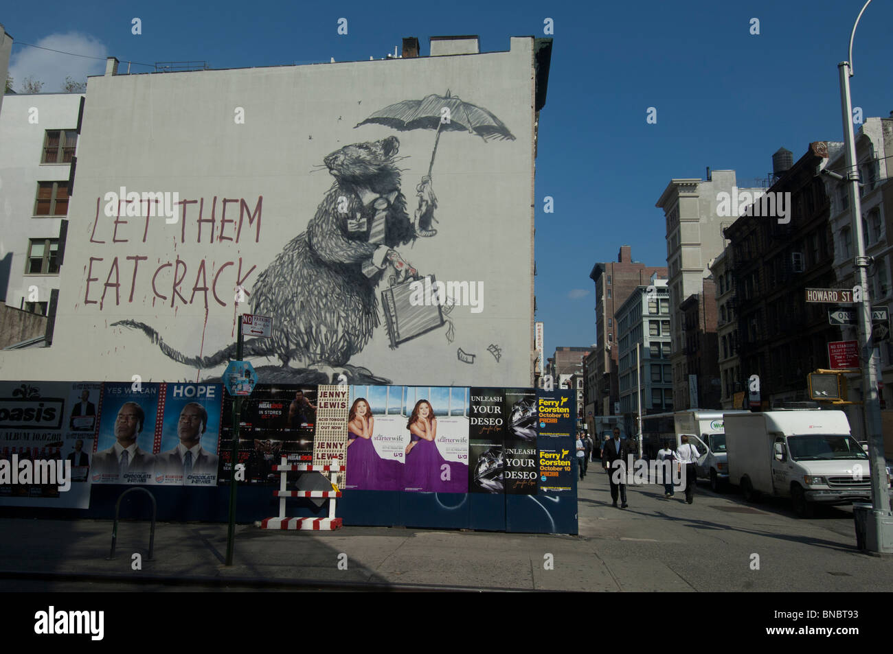 Banksy graffiti, 'let them eat crack' rat avec une mallette pleine d'argent. Howard Street, Manhattan, New York. Banque D'Images