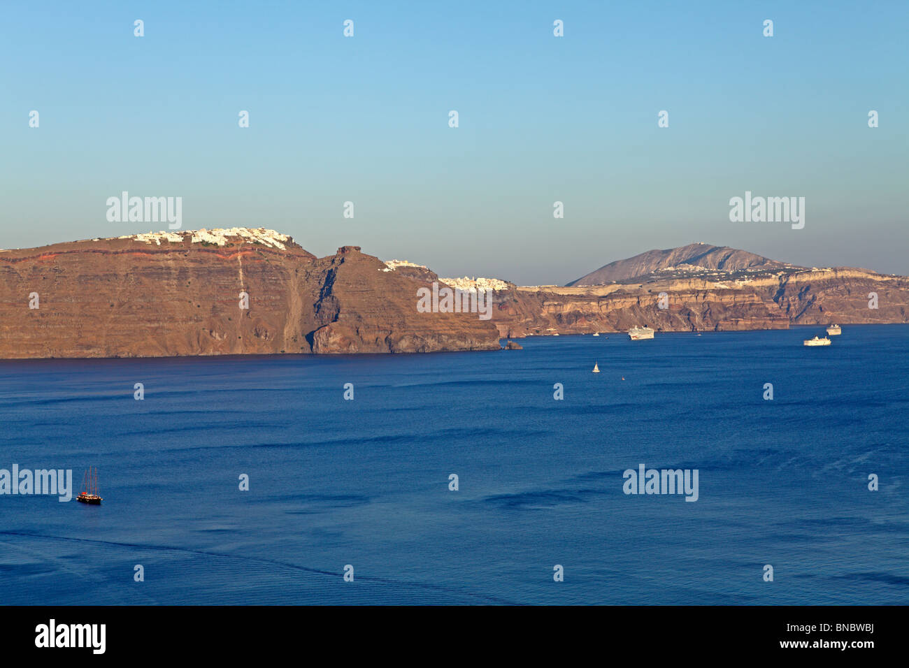 Vue panoramique de l'île de Santorin à partir de Firá, Cyclades, Mer Égée, Grèce Banque D'Images