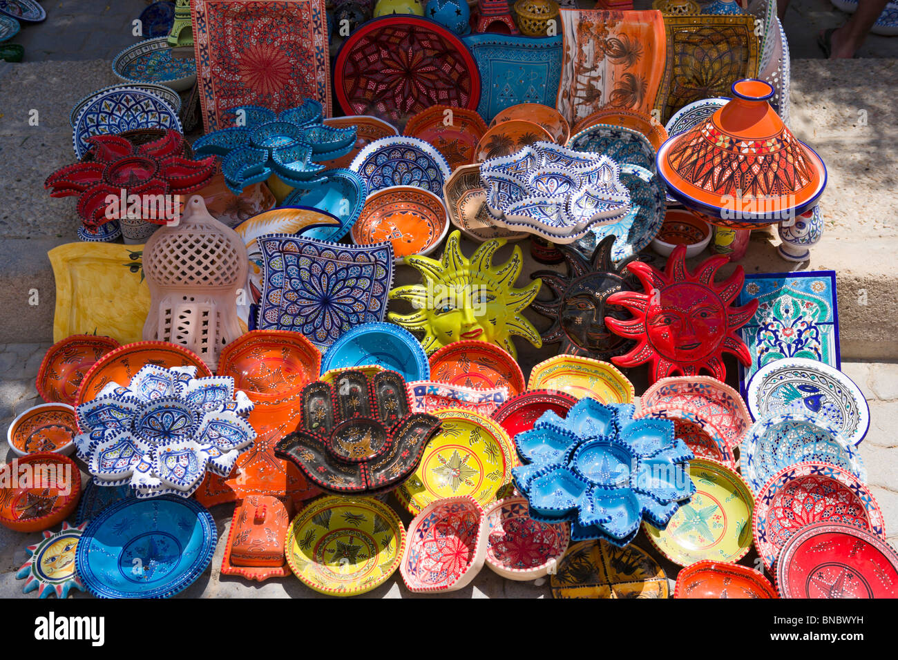 La céramique en vente sur le marché dans le centre de Midoun, Djerba, Tunisie Banque D'Images