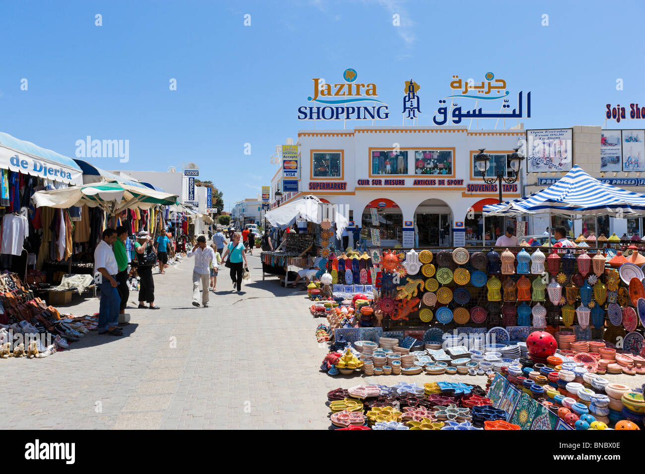 Magasins de vente de céramique locale dans le centre de Midoun, Djerba, Tunisie Banque D'Images