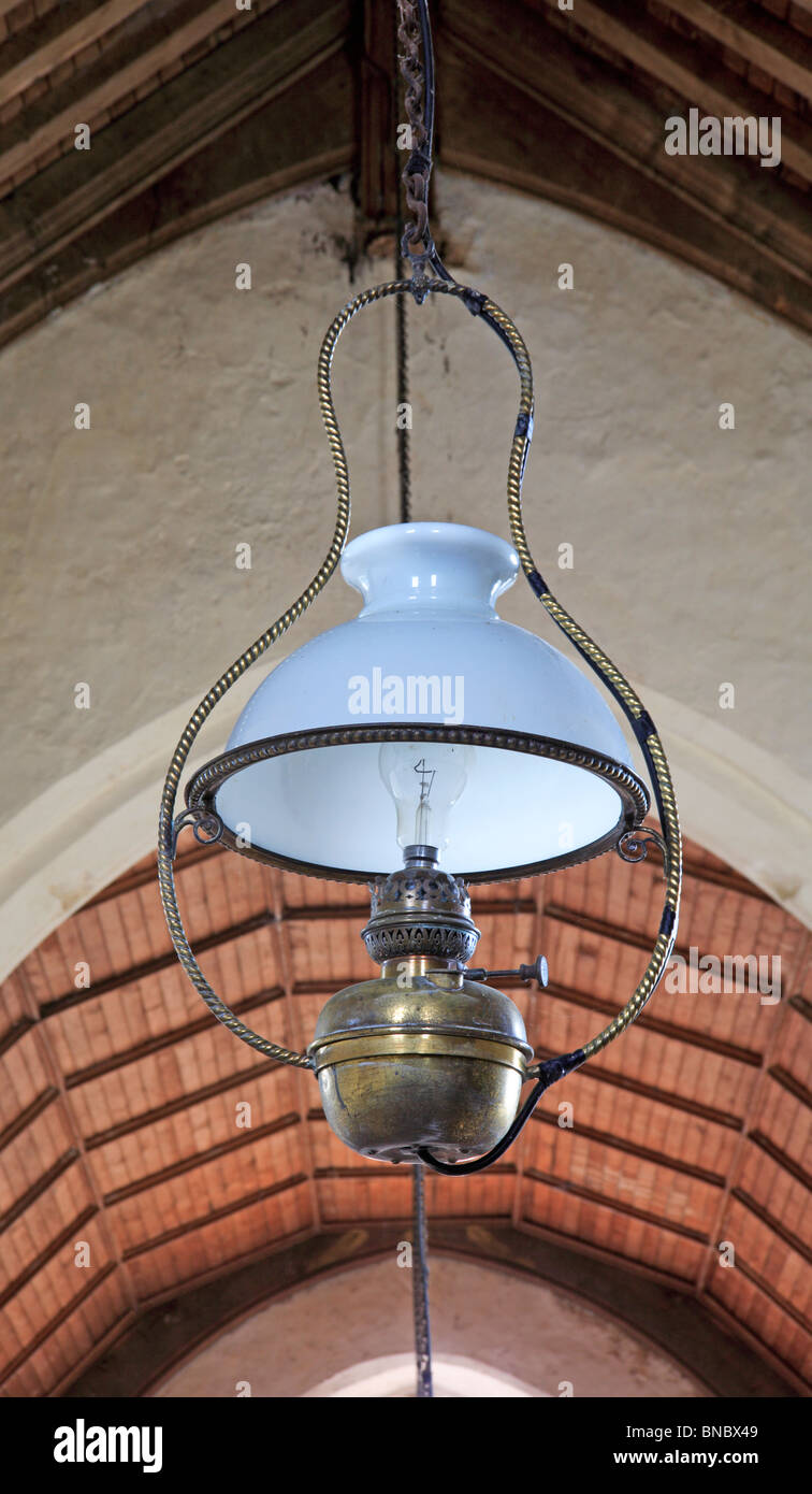 Une lampe à pétrole pour l'éclairage dans l'église du village de SS Pierre  et Paul à Oulton, Norfolk, Angleterre, Royaume-Uni Photo Stock - Alamy