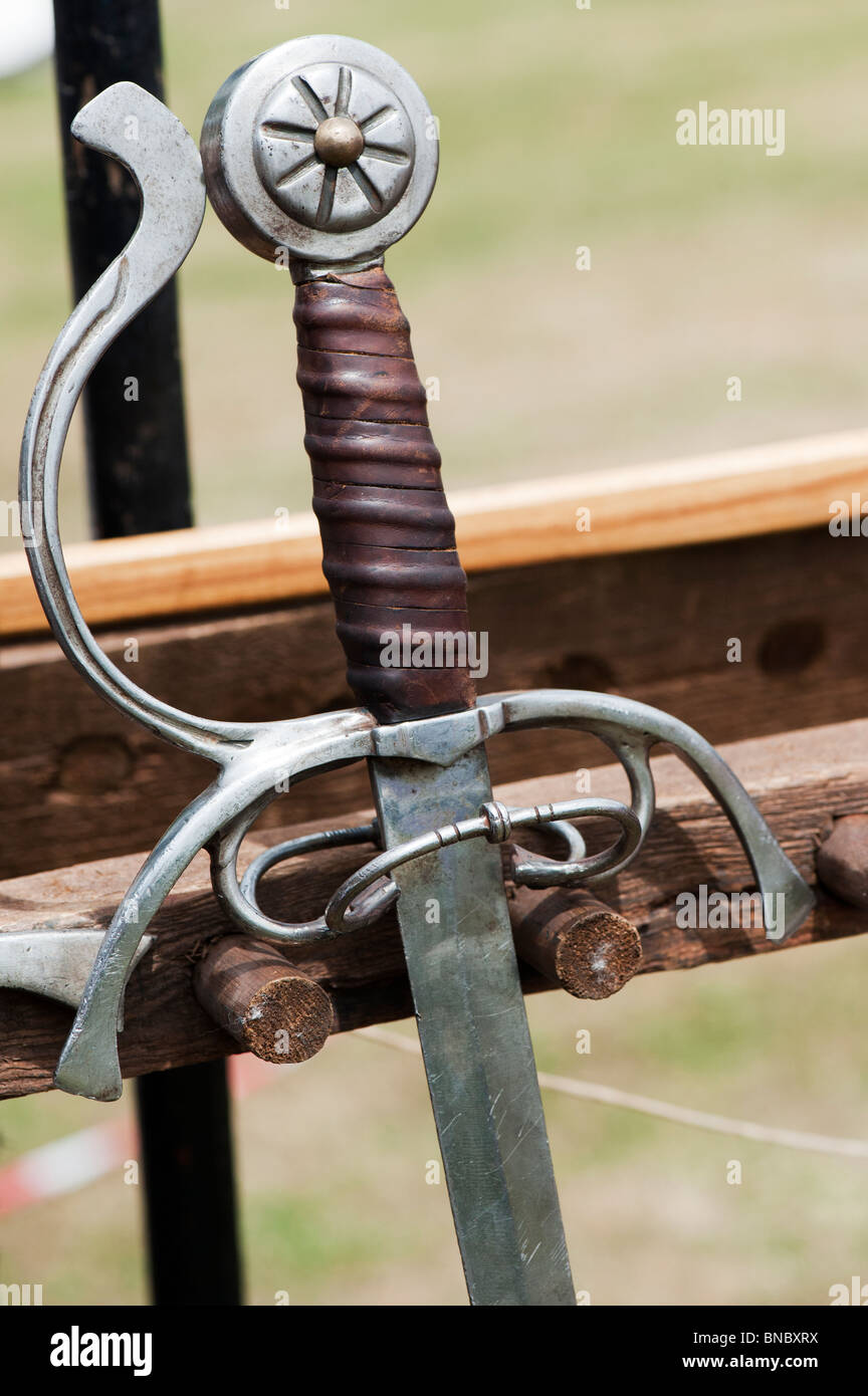 Épée médiévale à la Tewkesbury fête médiévale 2010. Gloucester, Gloucestershire, Angleterre Banque D'Images