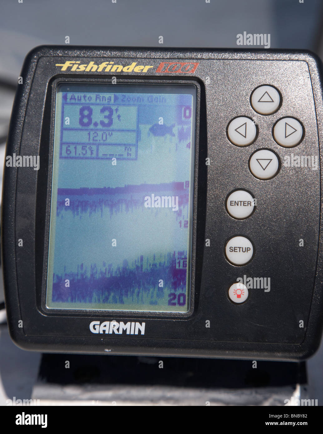 Petit Garmin Fishfinder sur sonar montrant retour sonar et poissons icône sur l'écran au Royaume-Uni Banque D'Images