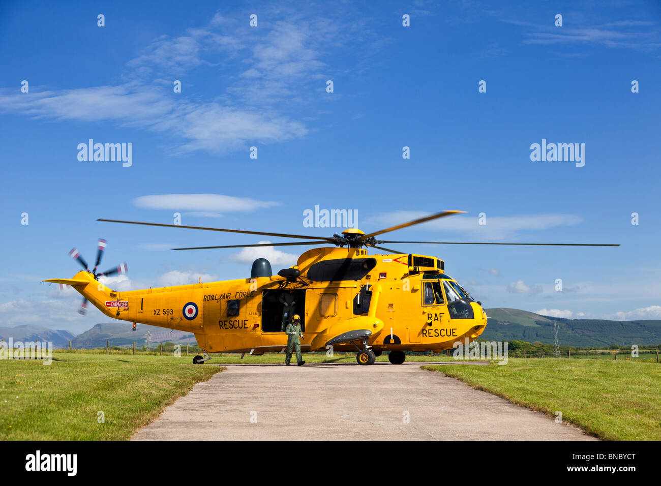 Recherche et sauvetage de la RAF hélicoptère Sea King et de l'équipage en vol avant la préparation du Lake District Angleterre UK Banque D'Images