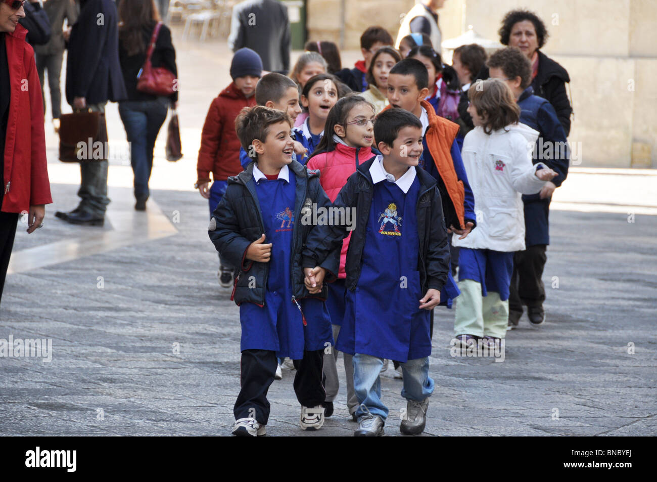 L'école les enfants sont guidés par la Piazza Duomo Lecce Pouilles Italie jpg Banque D'Images