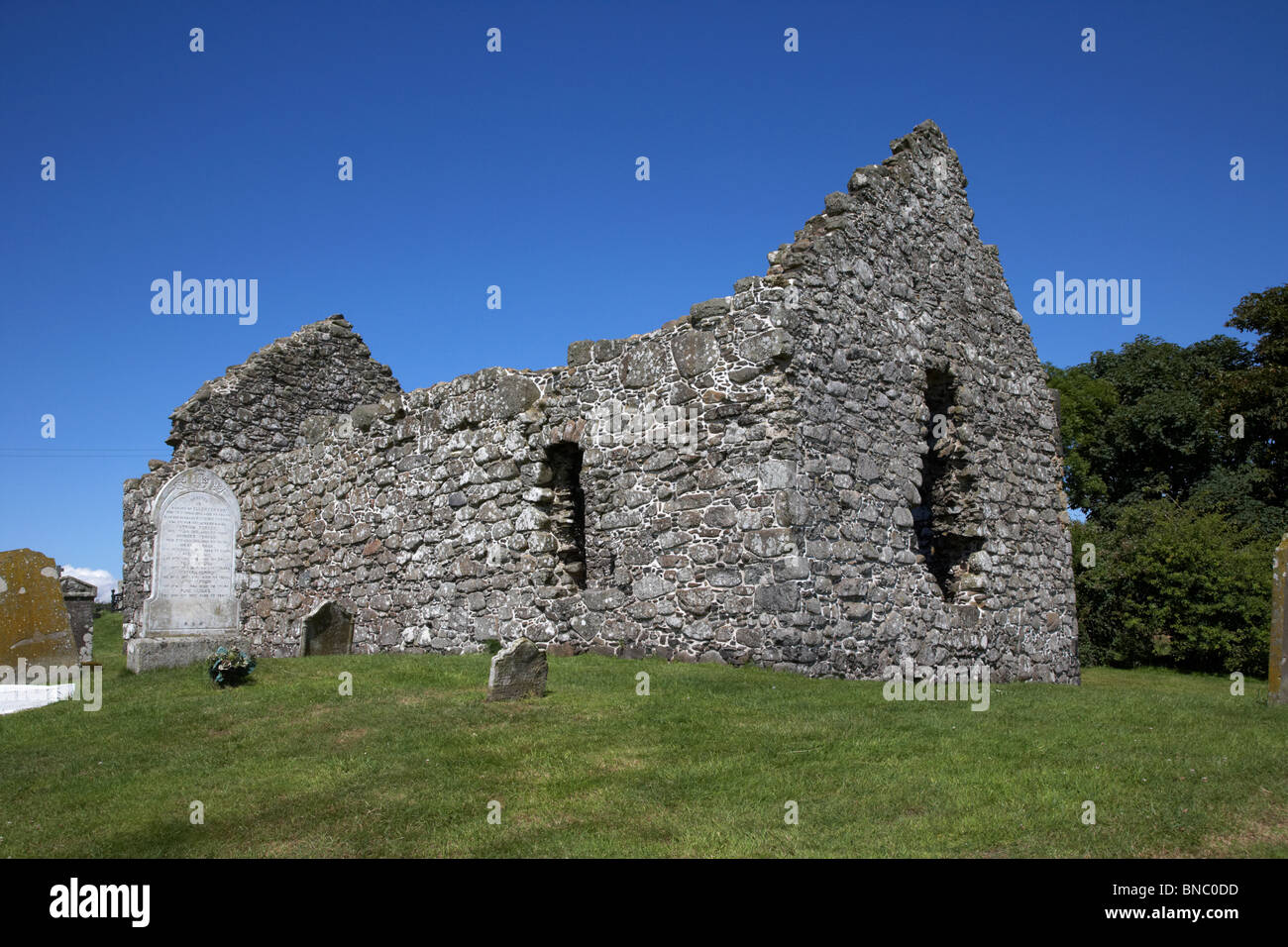 13e siècle église de Cranfield et cimetière sur les rives du Lough Neagh, le comté d'Antrim en Irlande du Nord uk Banque D'Images
