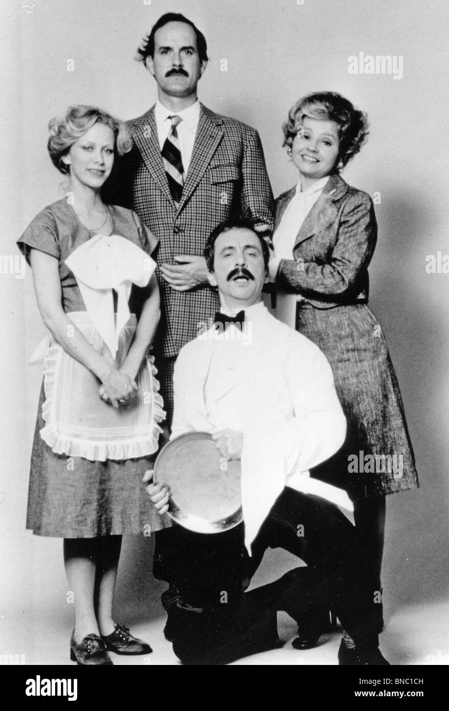 FAWLTY TOWERS comédie BBC TV series (1975-1979) du haut vers la droite John Cleese, Prunella Scales, Andrew Sachs et Connie Booth Banque D'Images