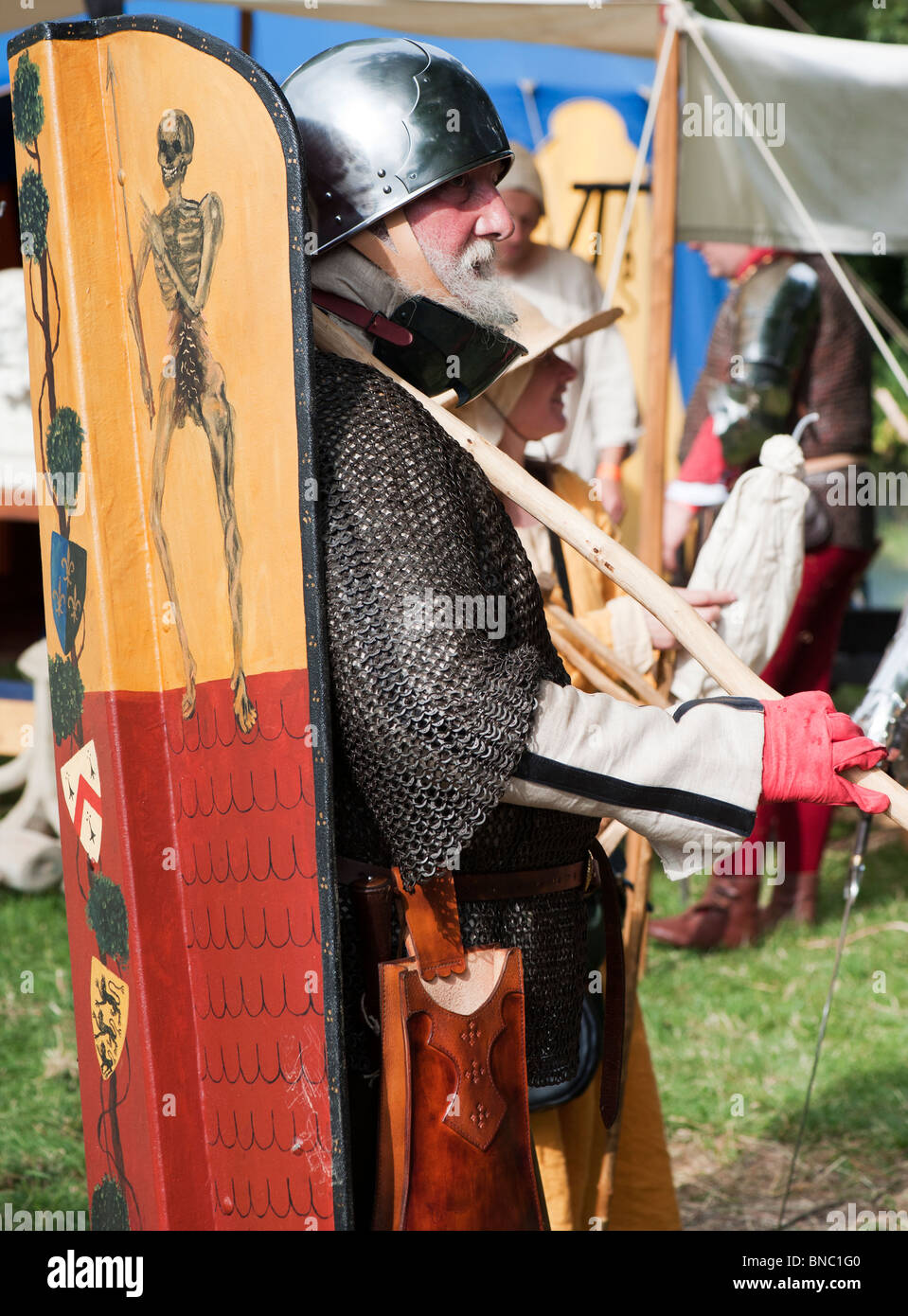 Knight avec un bouclier à la Tewkesbury fête médiévale 2010, Gloucestershire, Angleterre Banque D'Images