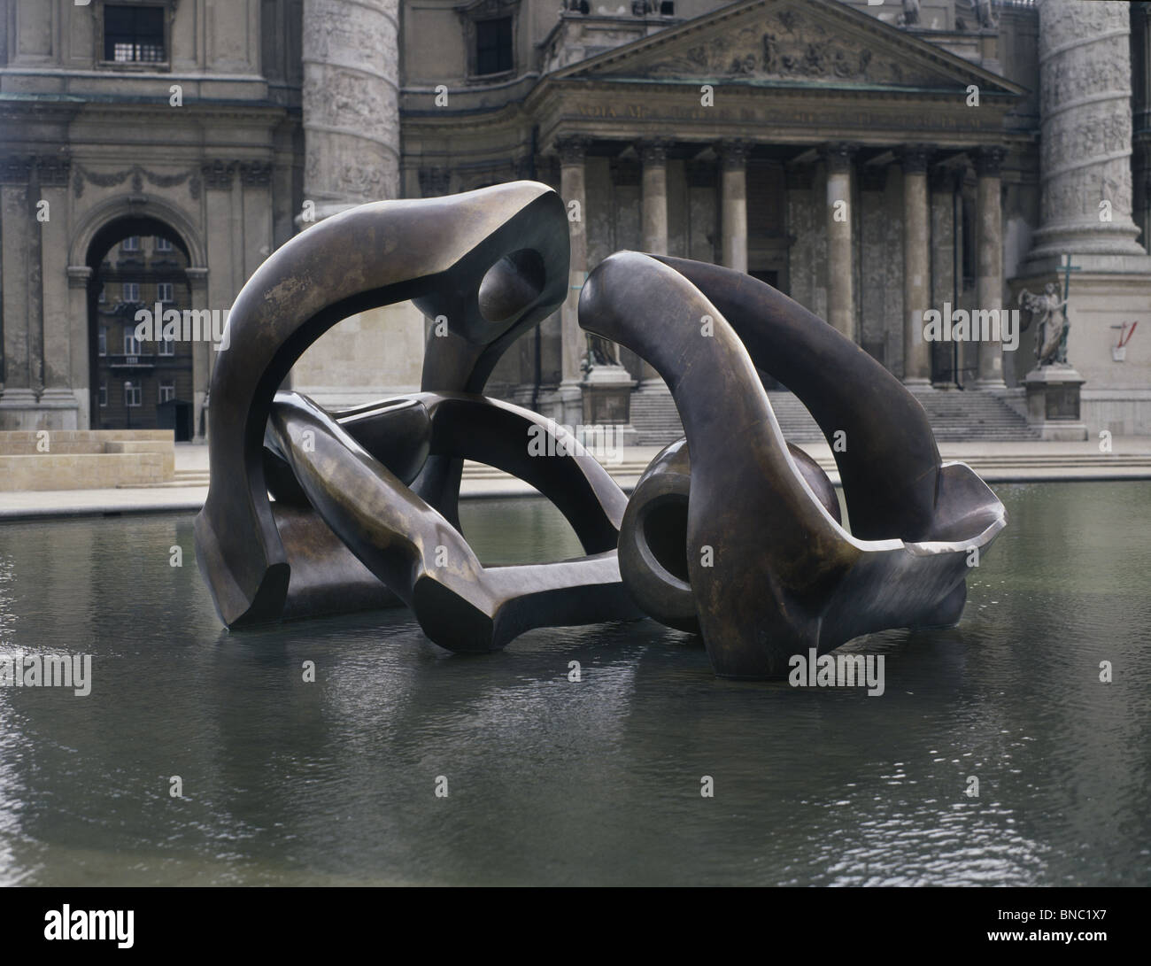 La Karlsplatz Vienne Autriche. Fontaine avec sculpture 'Hill Arches' par Henry Moore a présenté à la ville de Vienne par Moore en 1978 Banque D'Images