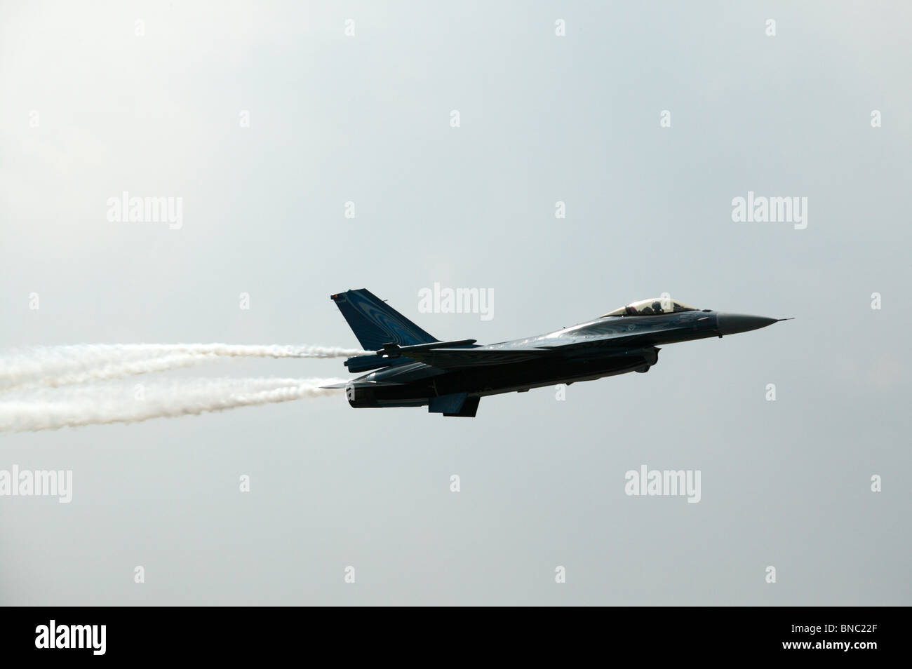 Lockheed Martin F-16 Fighting Falcon de l'armée belge, l'exécution d'un alpha élevé, à bas régime pass à Biggin Hill Air Show Banque D'Images