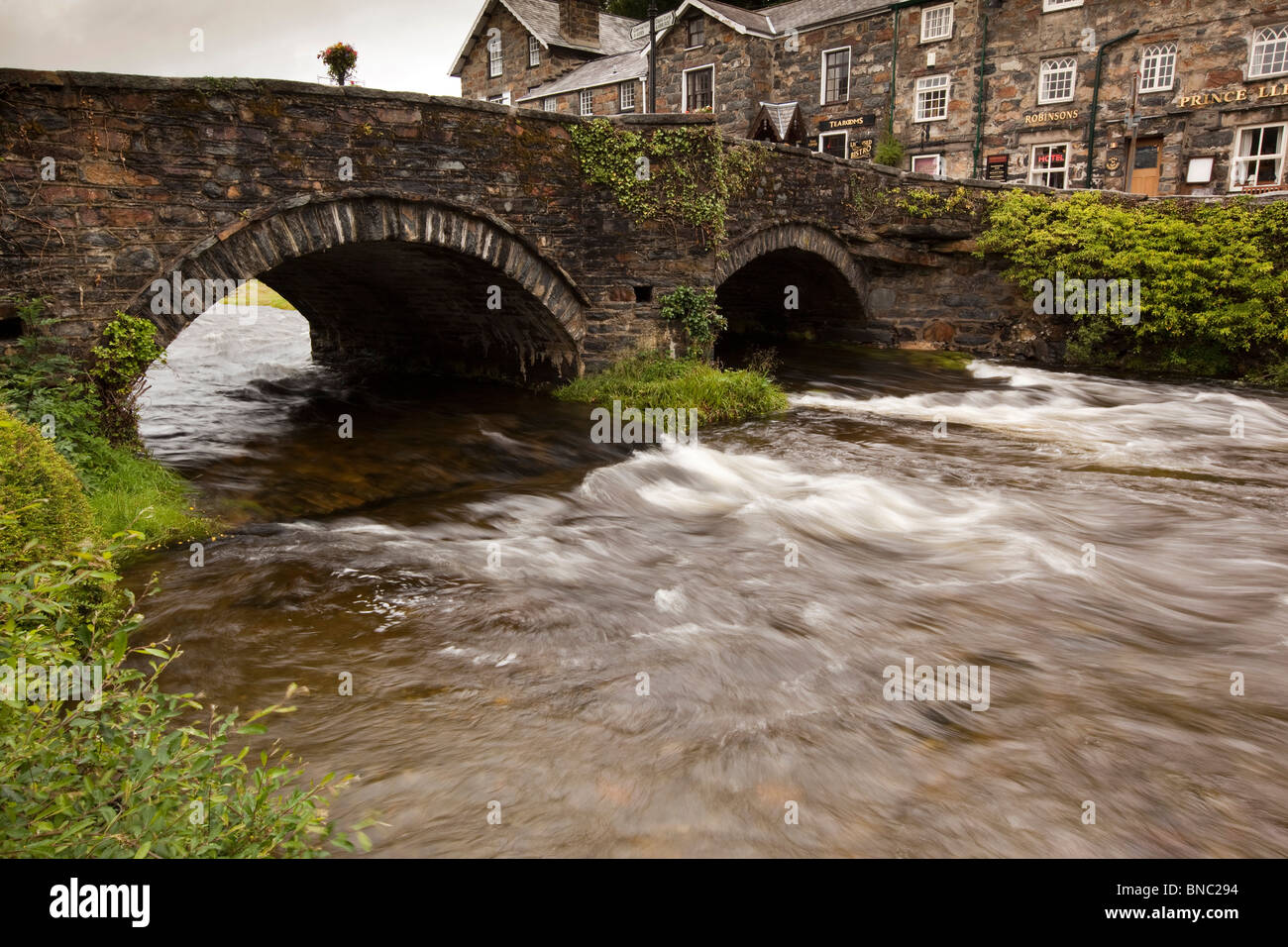 Royaume-uni, Pays de Galles, de Beddgelert, Snowdonia, old stone bidge sur Afon Colwyn Banque D'Images