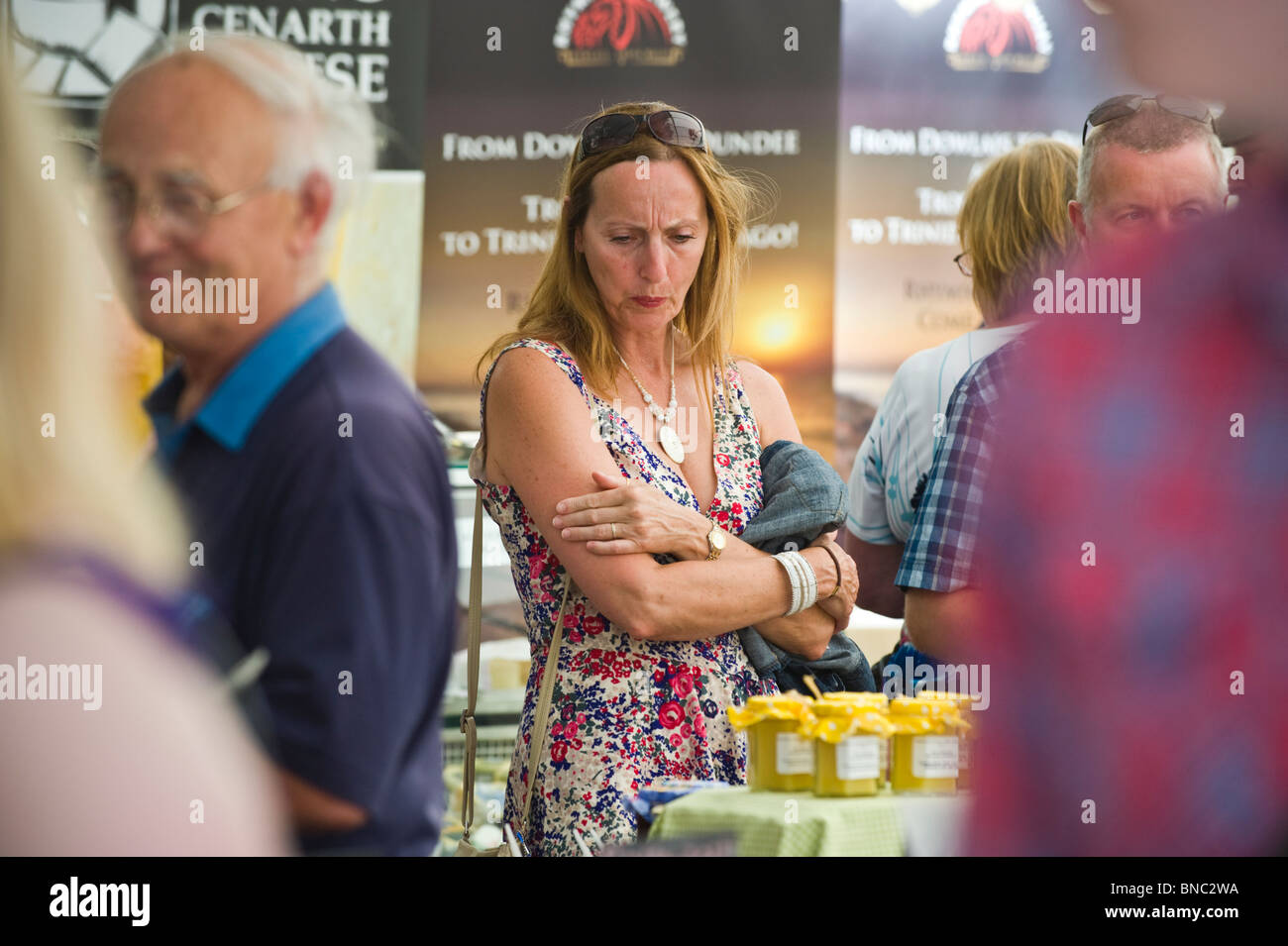 Personnes dégustant des échantillons de nourriture sur cale au Hay Festival alimentaire dans la place du marché à Hay-on-Wye Powys Pays de Galles UK Banque D'Images