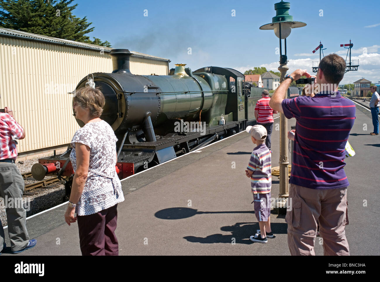 Amateurs de Minehead watch station d'un moteur à vapeur, Somerset UK Banque D'Images