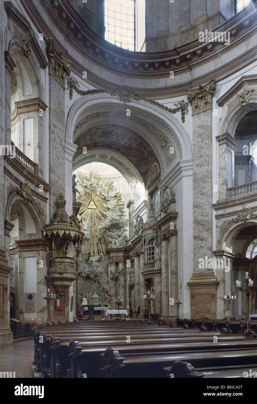 Vienne Autriche. Karlskirche intérieur, conçu par J.B. Fishcher von Erlach construit 1716-1737 achevée par son fils) Banque D'Images