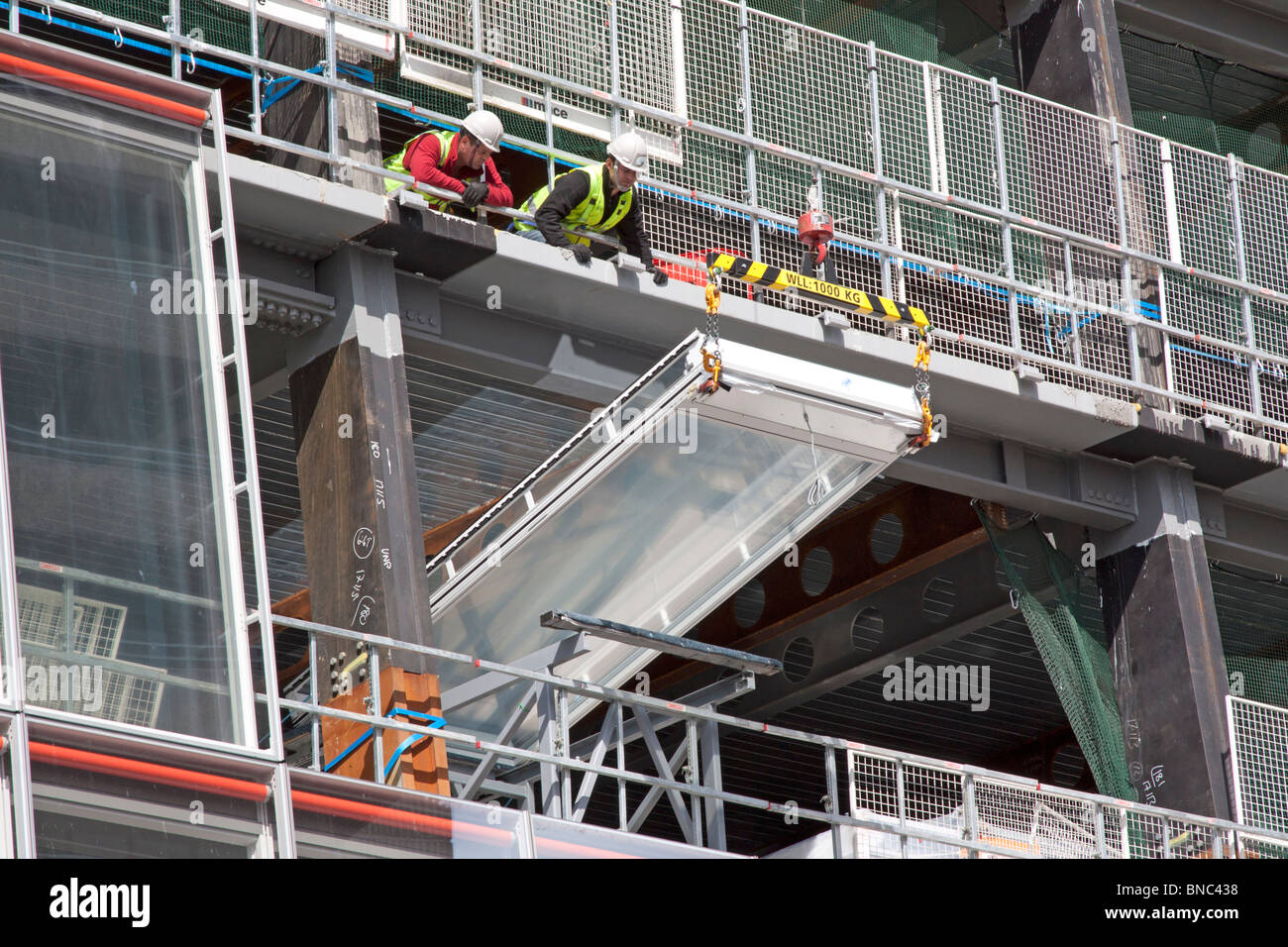 L'installation de panneaux de façade en verre Le gratte-ciel Shard London Bridge en construction Banque D'Images