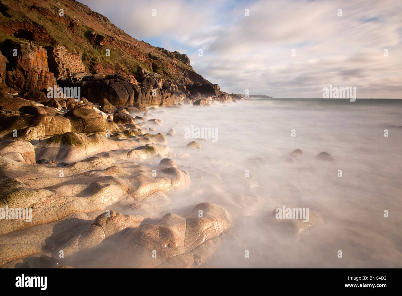 Les vagues de Porth Nanven ; sur le rivage rocailleux, Cornwall Banque D'Images