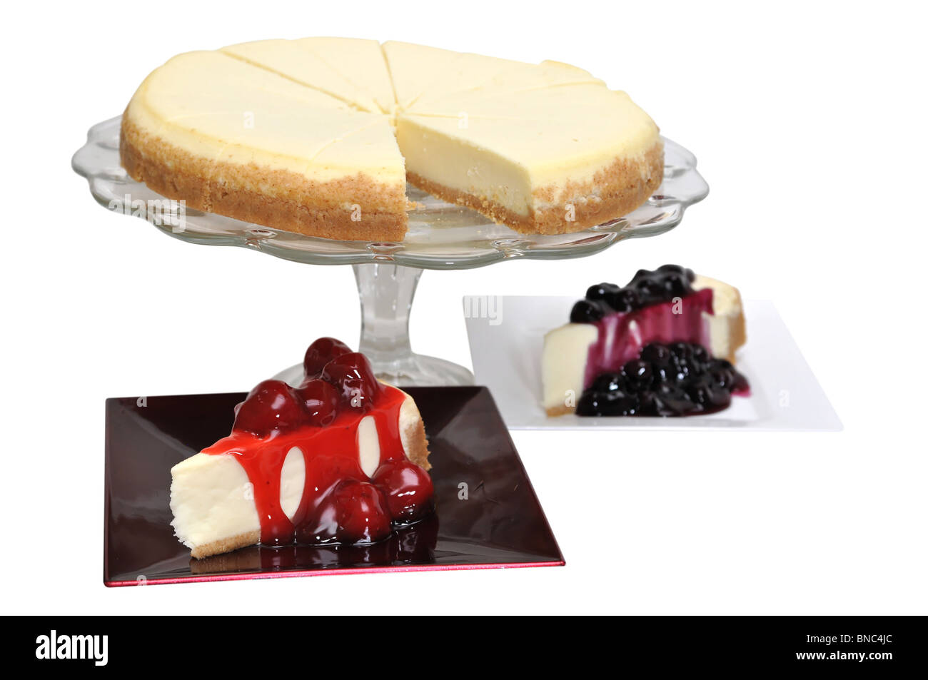 Gâteau au fromage aux fraises et bleuets isolé sur fond blanc avec chemin de détourage. Banque D'Images