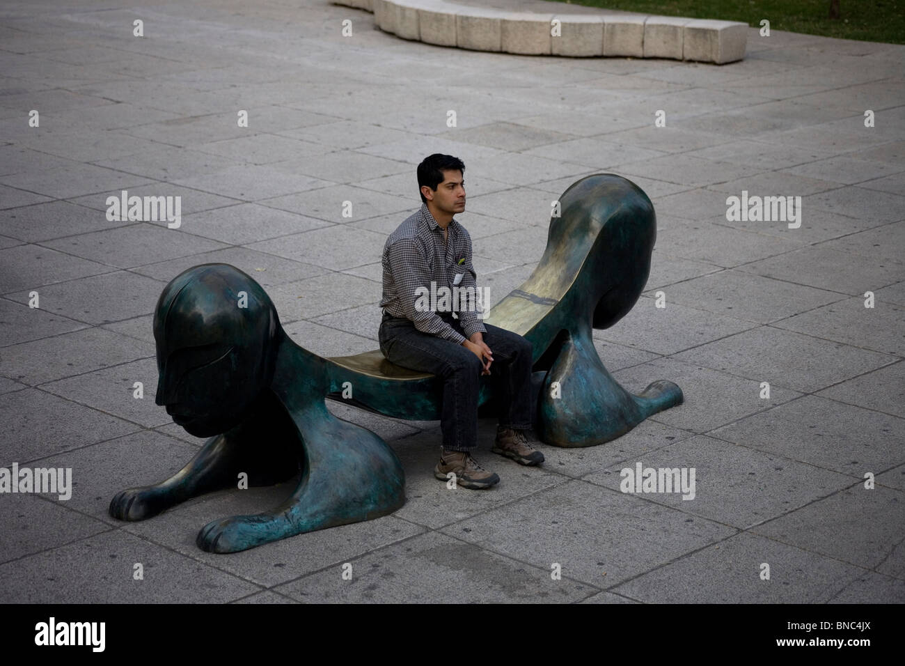 Un homme est assis sur un banc de l'avenue Paseo de la Reforma, à Mexico, le 27 novembre 2009. Banque D'Images