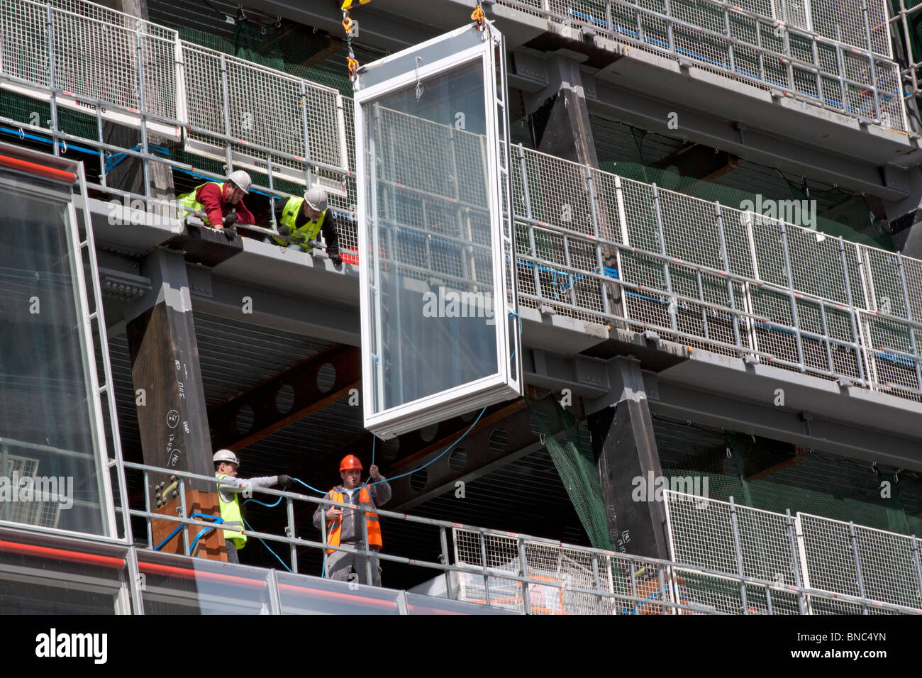 L'installation de panneaux de façade en verre - Le Shard London Bridge - Construction Banque D'Images
