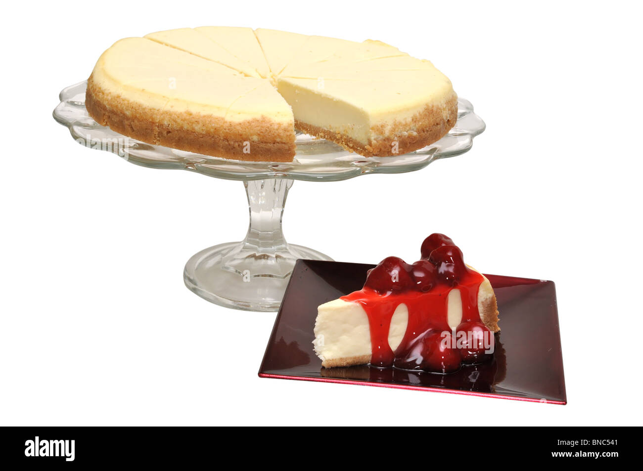 Gâteau au fromage aux fraises tranche avec son ensemble cheesecake isolé sur fond blanc avec chemin de détourage. Banque D'Images