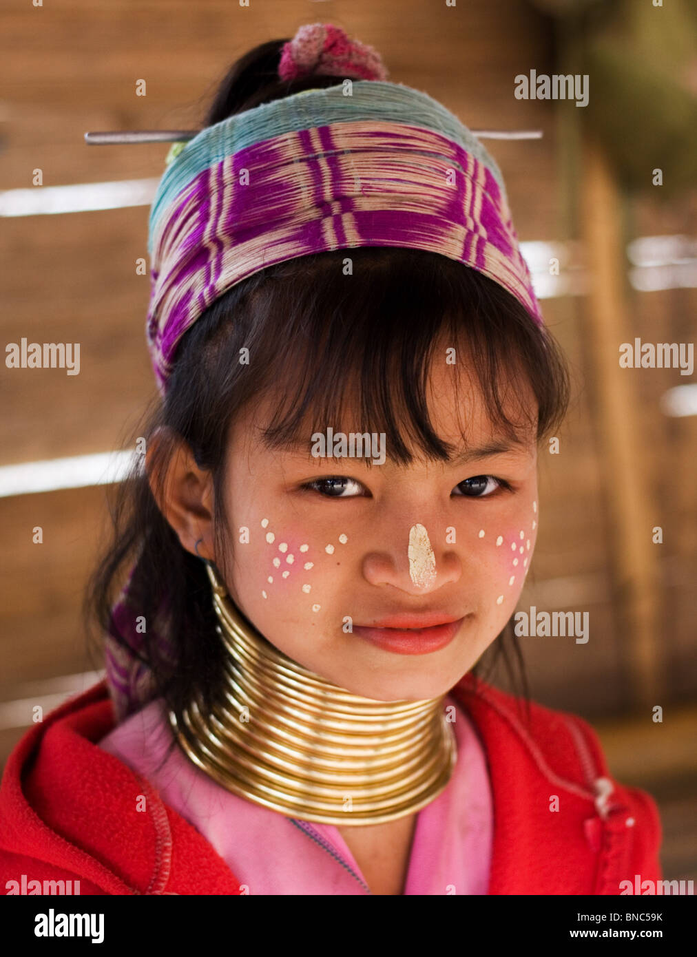 Jeune fille de la tribu Padaung long cou hill avec visage traditionnels marquages, Tha Ton, la province de Chiang Mai, Thaïlande Banque D'Images