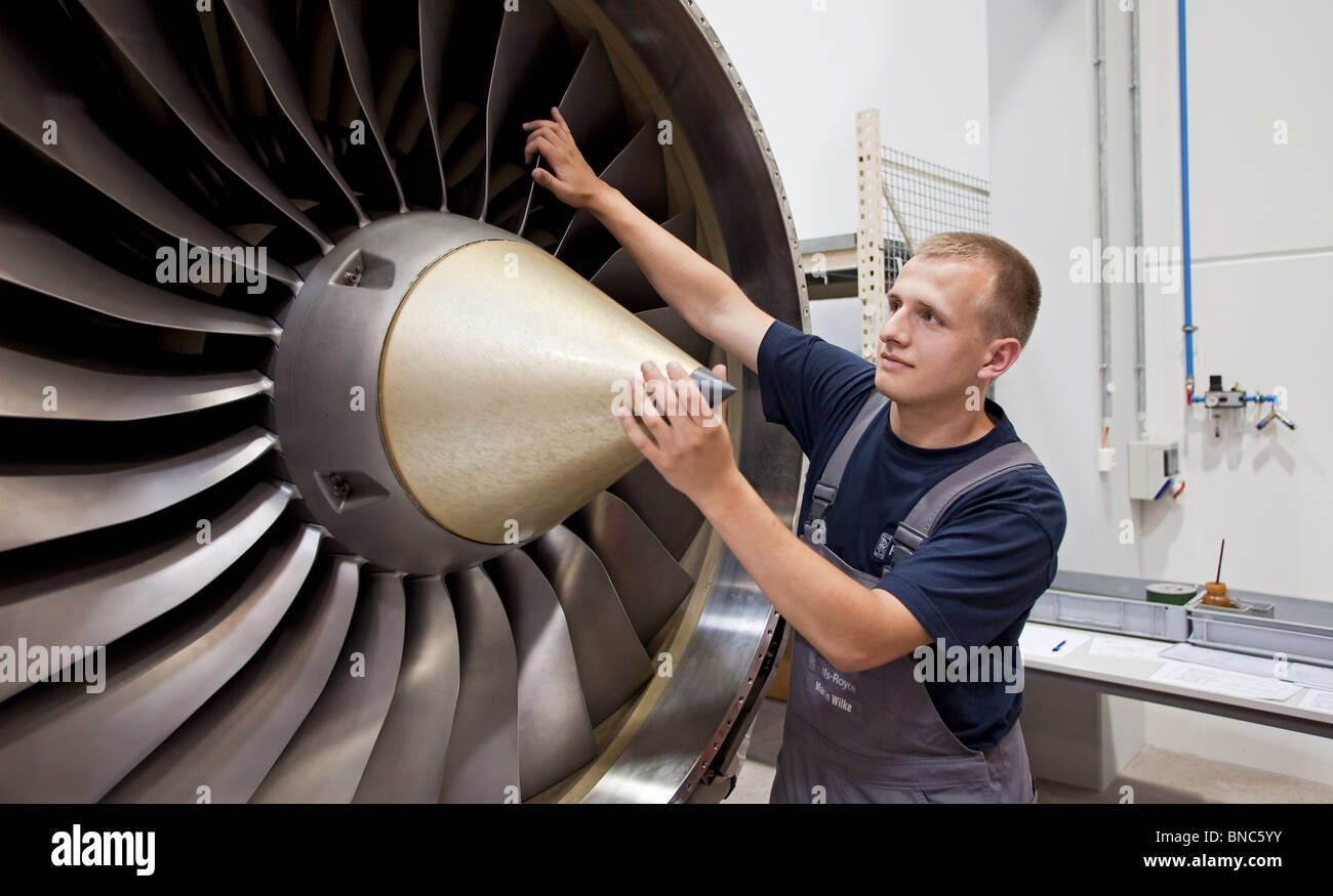 Rolls-Royce site de production des unités de propulsion des avions en Allemagne ; stagiaire au travail Banque D'Images