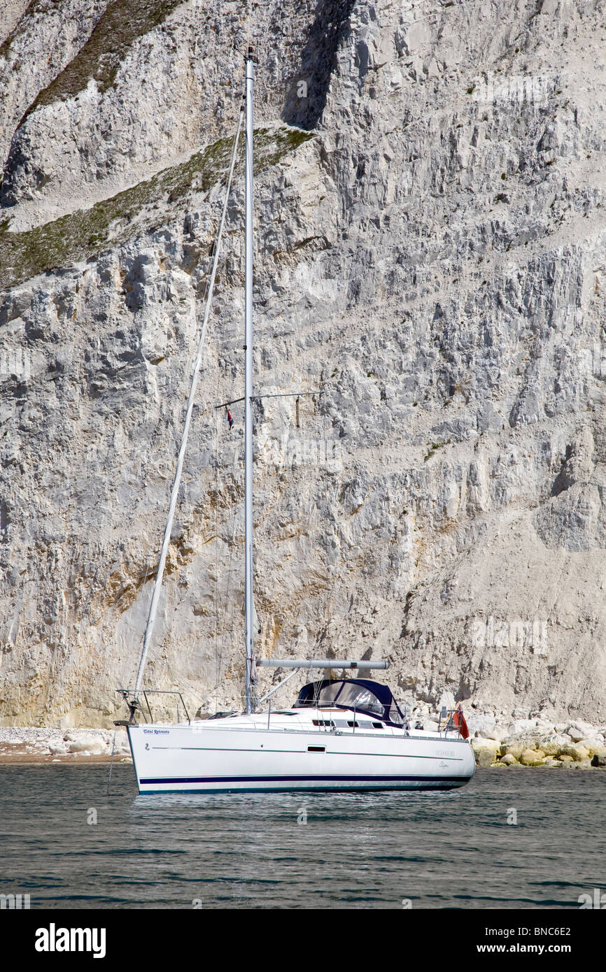 Yacht à voile ancré par des falaises de craie à Alum Bay Île de Wight, Royaume-Uni Banque D'Images