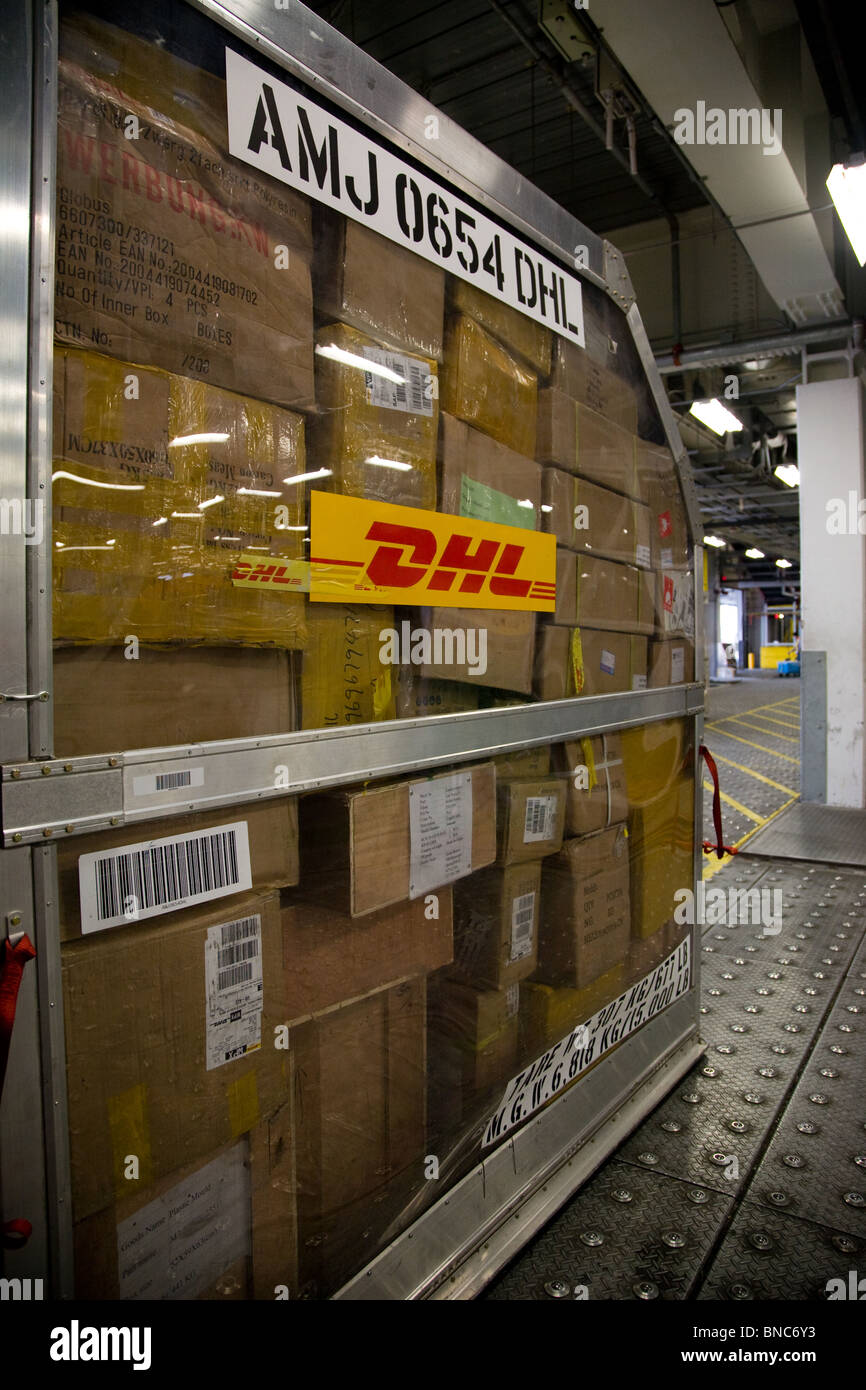 Centre logistique DHL entrepôt Hong Kong Banque D'Images