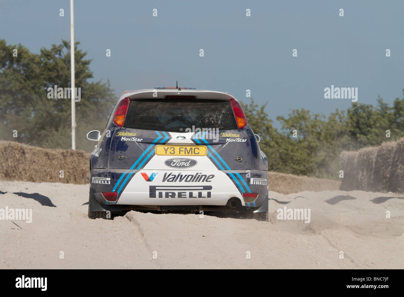 L'arrière de la 2002 Ford Focus WRC (World Rally Car) conduit par George Tracey au début de l'étape de Goodwood FoS Rallye Forestier Banque D'Images