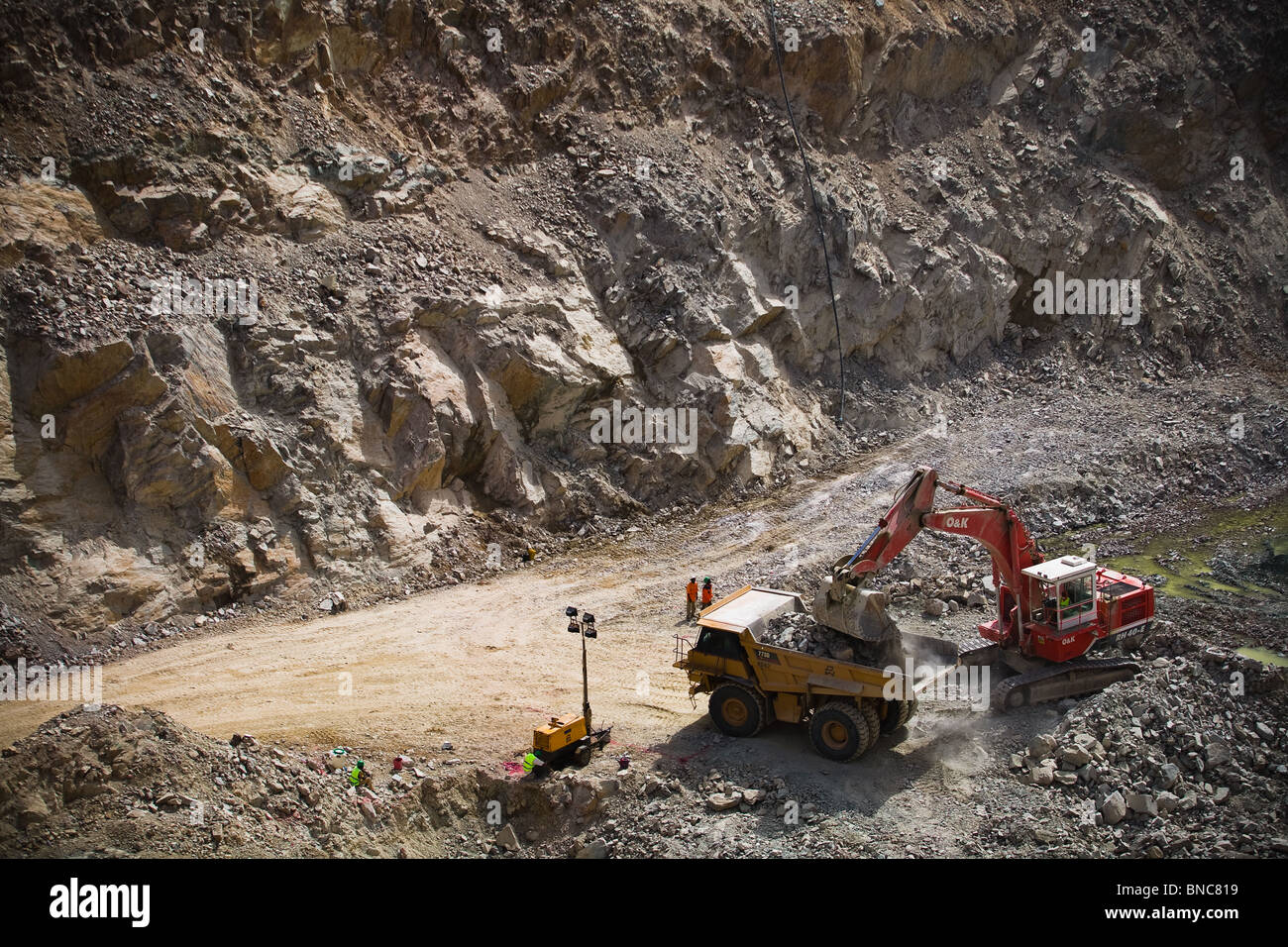 Un excavateur charge un gros camion avec du minerai dans une fosse de la mine d'or de Youga, près de la ville de Youga, Burkina Faso Banque D'Images