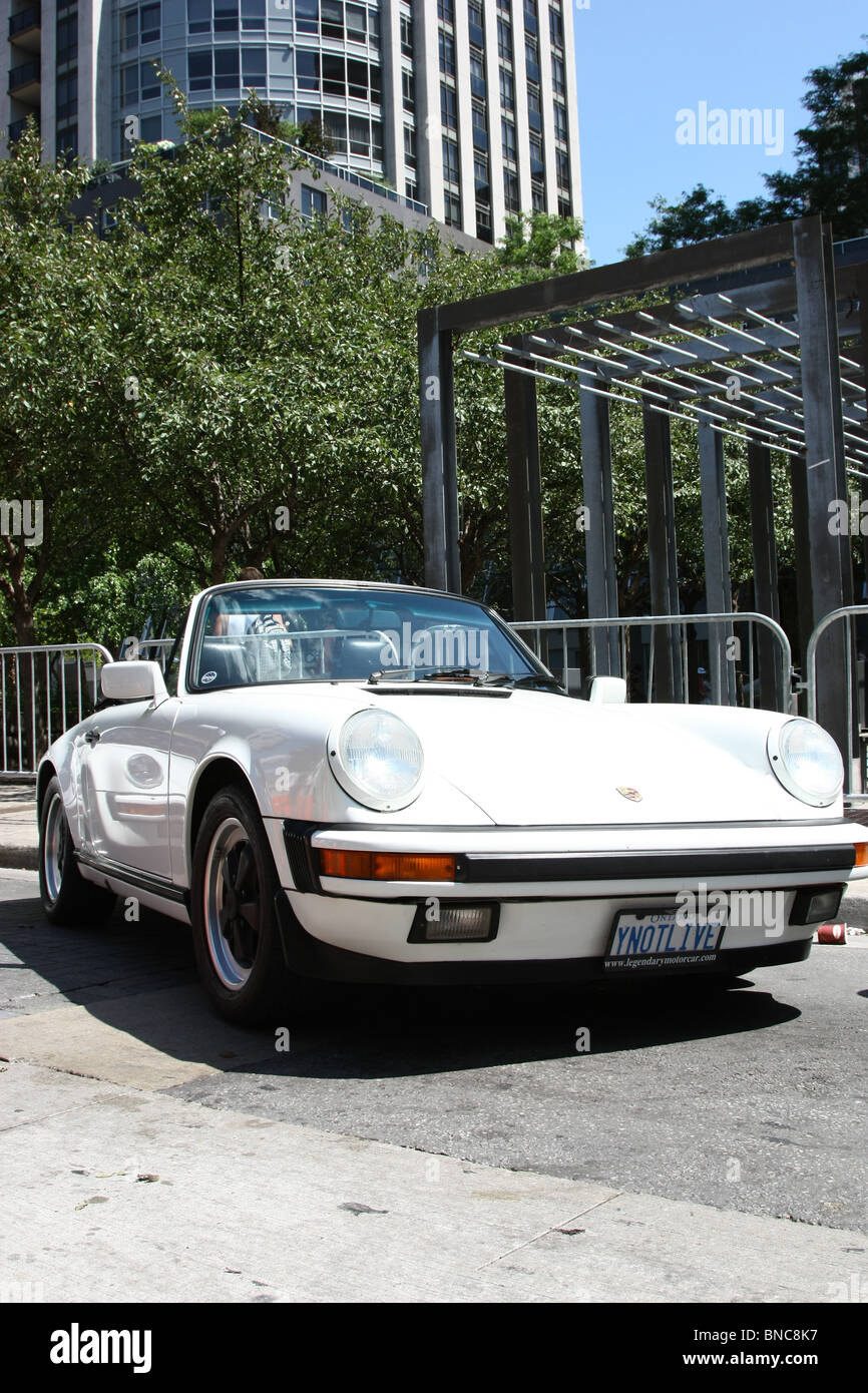 White 1987 Porsche 911 carrera cabriolet Banque D'Images