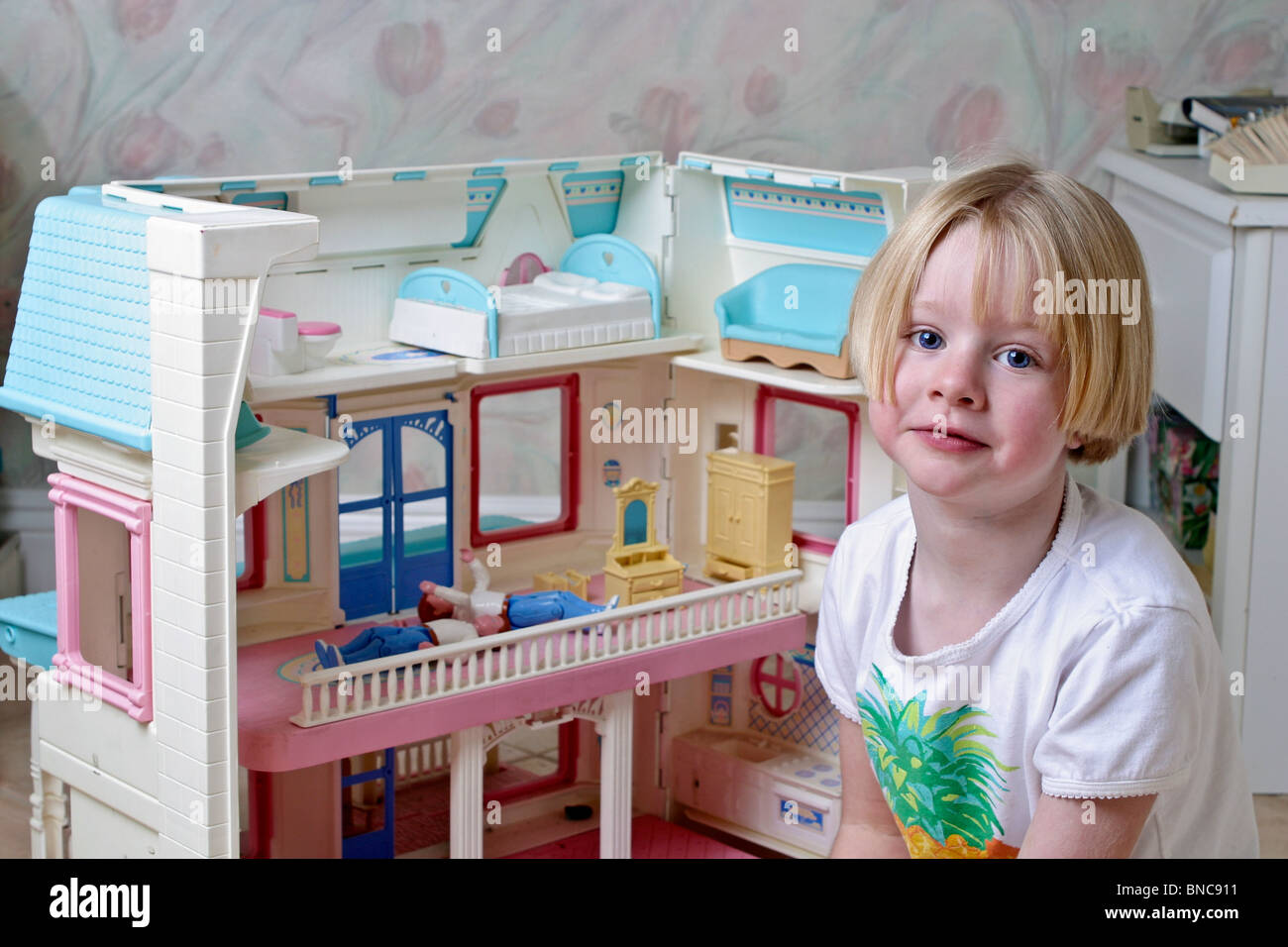 5 ans fille jouant avec maison de poupée. M. © Myrleen Pearson Banque D'Images
