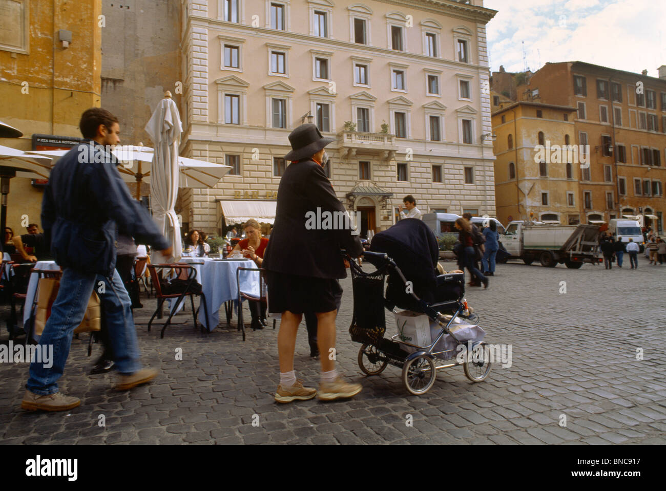 Italie Rome Piazza Della Rotunda Mère avec bébé dans la PRAM Banque D'Images