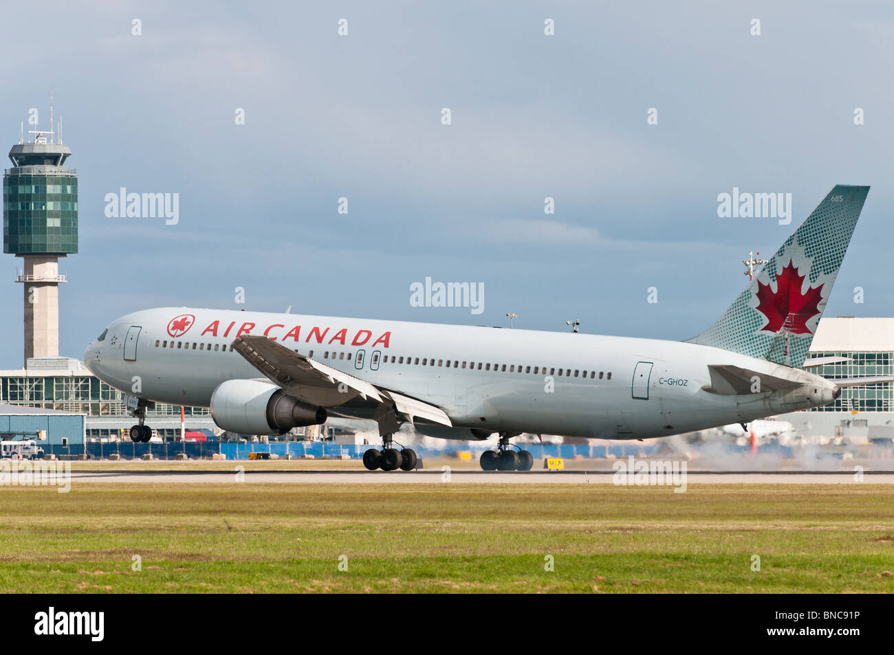 Un Boeing 767-300ER d'Air Canada avion de ligne commerciale à l'atterrissage à l'Aéroport International de Vancouver. Banque D'Images