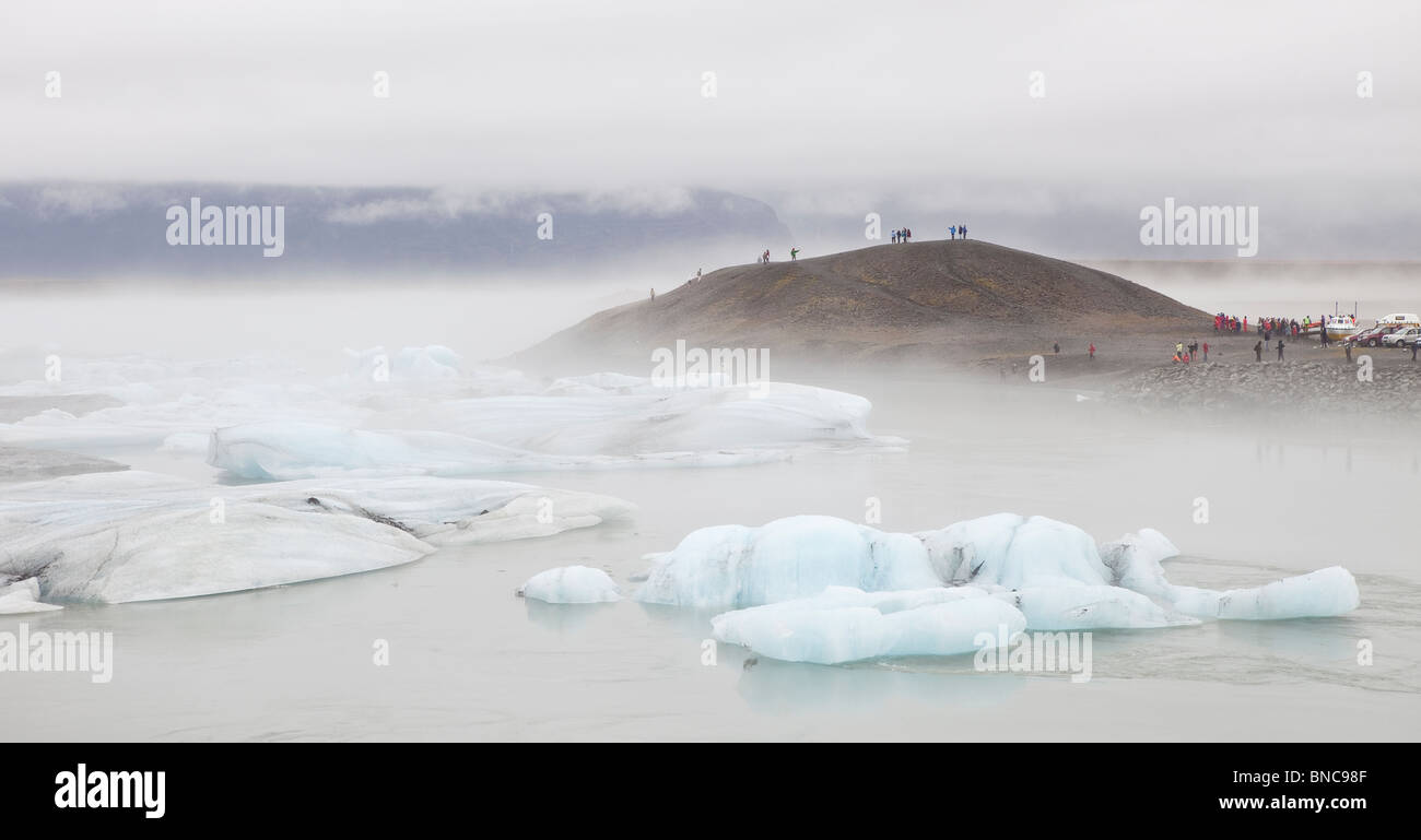 Les icebergs flottant dans la Lagune glaciaire du Jökulsárlón, Breidamerkurjokull, glacier Vatnajokull, Ice Cap Est de l'Islande Banque D'Images Les icebergs flottant dans la Lagune glaciaire du Jökulsárlón, Breidamerkurjokull, glacier Vatnajokull, Ice Cap Est de l'Islande Banque D'Images