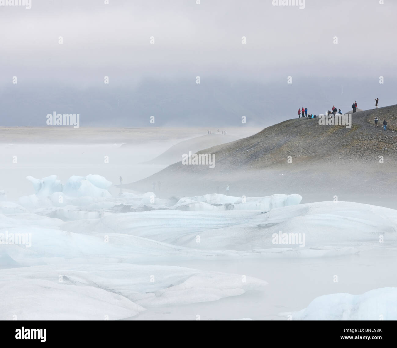 Les icebergs flottant dans la Lagune glaciaire du Jökulsárlón, Breidamerkurjokull, glacier Vatnajokull, Ice Cap Est de l'Islande Banque D'Images Les icebergs flottant dans la Lagune glaciaire du Jökulsárlón, Breidamerkurjokull, glacier Vatnajokull, Ice Cap Est de l'Islande Banque D'Images
