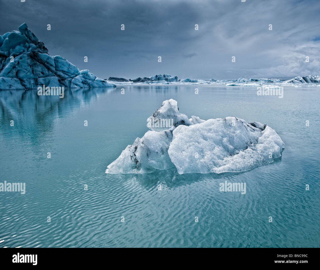 Les icebergs flottant dans la Lagune glaciaire du Jökulsárlón, Breidamerkurjokull, glacier Vatnajokull, Ice Cap Est de l'Islande Banque D'Images