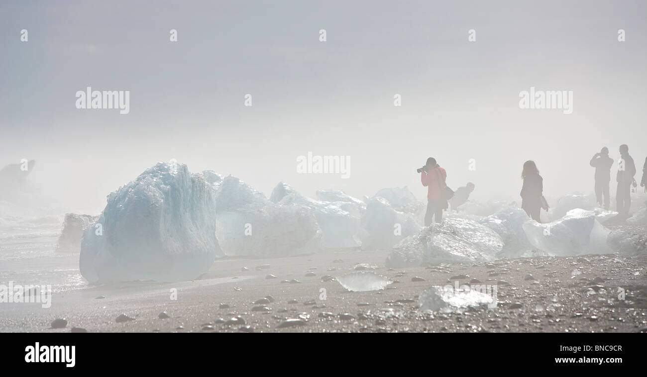 Formations de glace sur la plage de sable noir de Glacier Breidamerkurjokull, calotte de glace, l'Islande Vatnajokull Banque D'Images Formations de glace sur la plage de sable noir de Glacier Breidamerkurjokull, calotte de glace, l'Islande Vatnajokull Banque D'Images