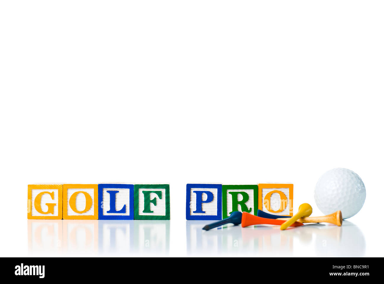 Enfants colorés blocks spelling GOLF PRO avec des tees de golf et la balle Banque D'Images