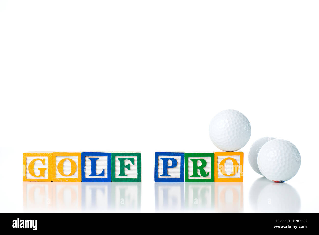 Enfants colorés blocks spelling GOLF PRO avec des balles de golf Banque D'Images