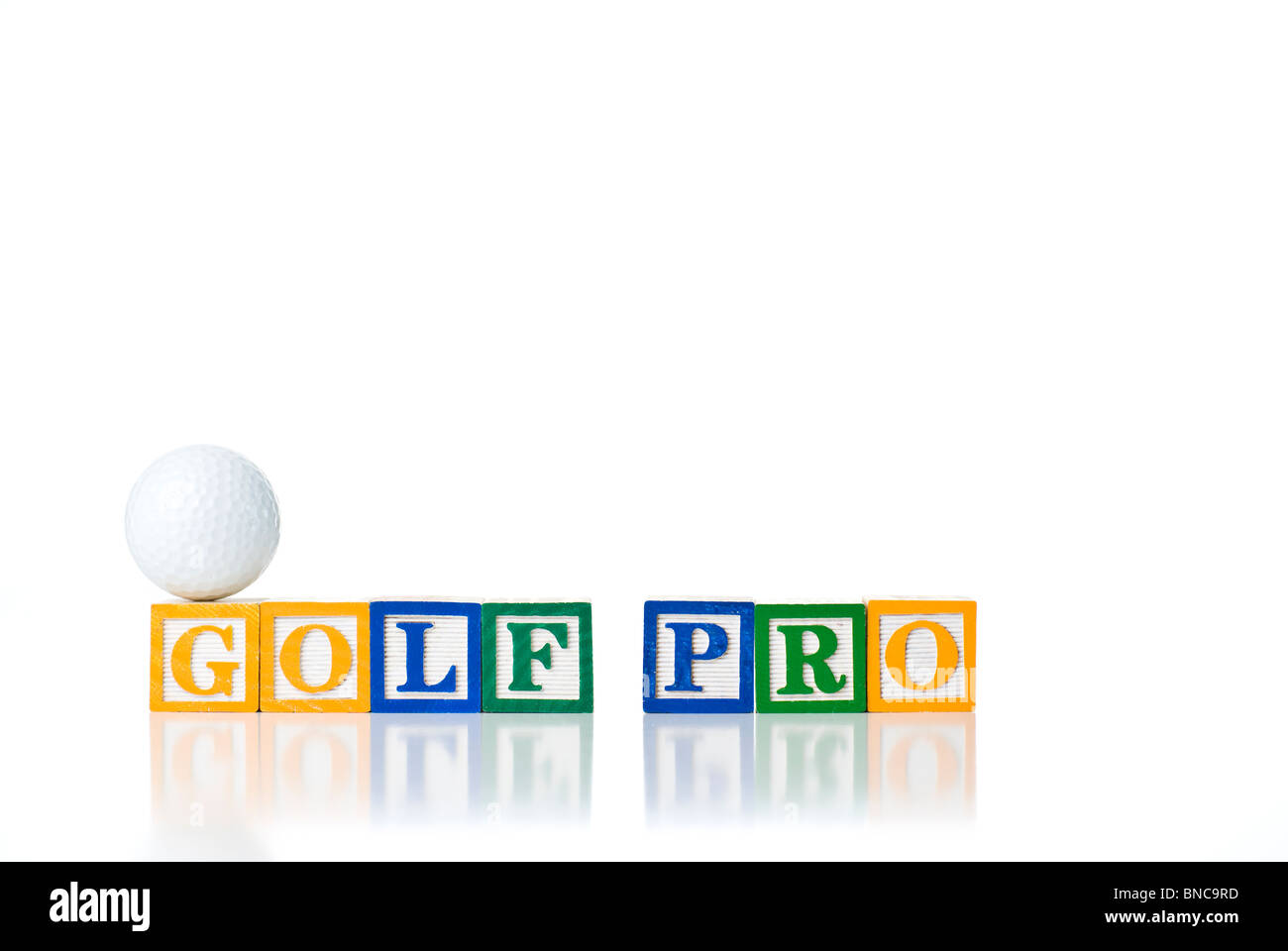 Enfants colorés blocks spelling GOLF PRO avec balle de golf Banque D'Images