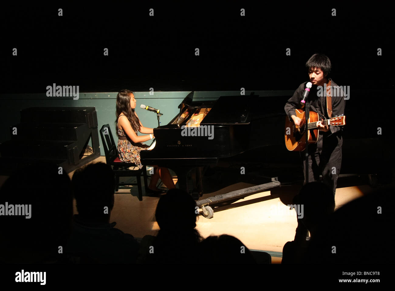 Les jeunes hommes asiatiques play guitar performance musicale Banque D'Images
