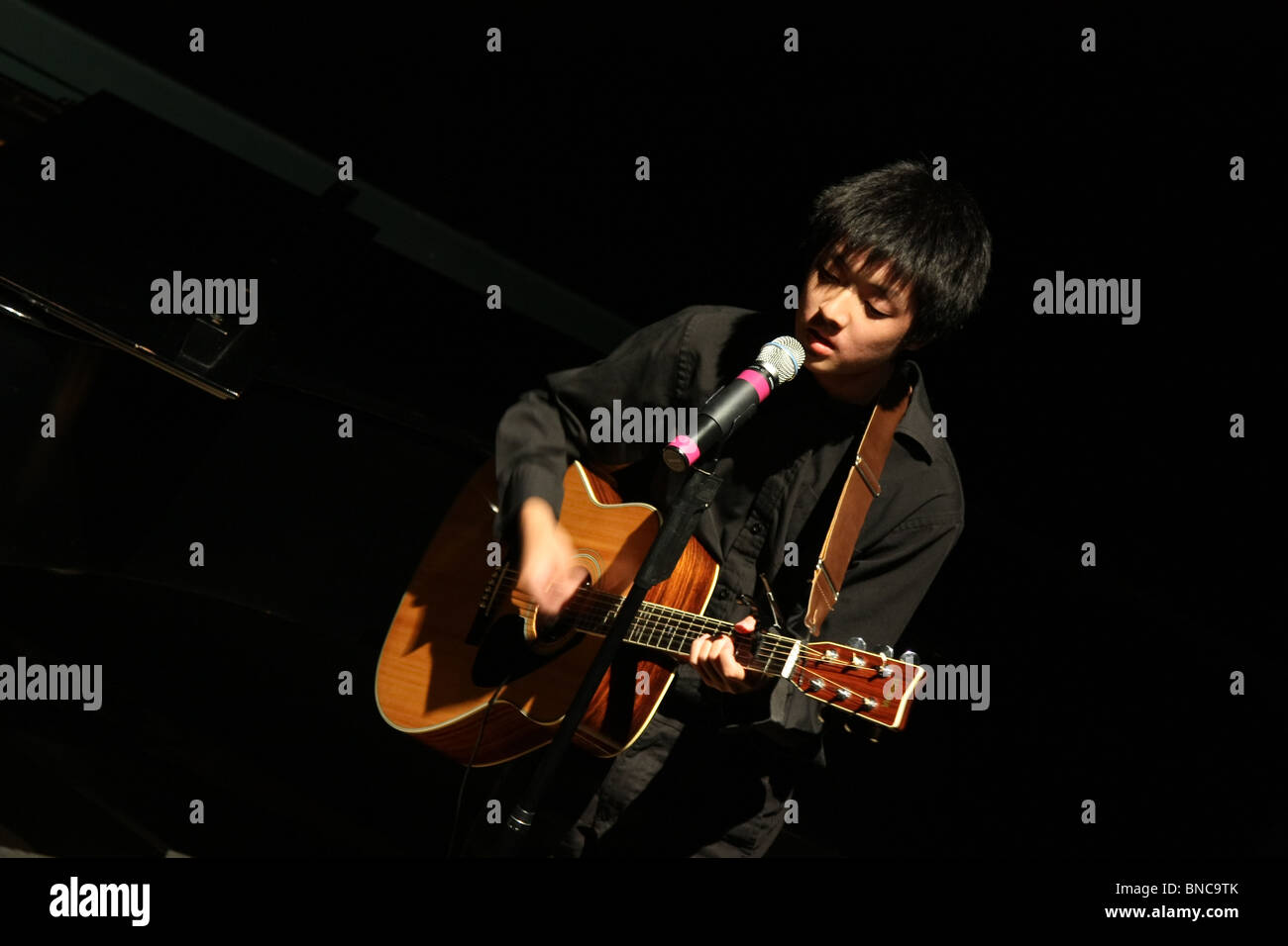 Les jeunes hommes asiatiques play guitar performance musicale Banque D'Images