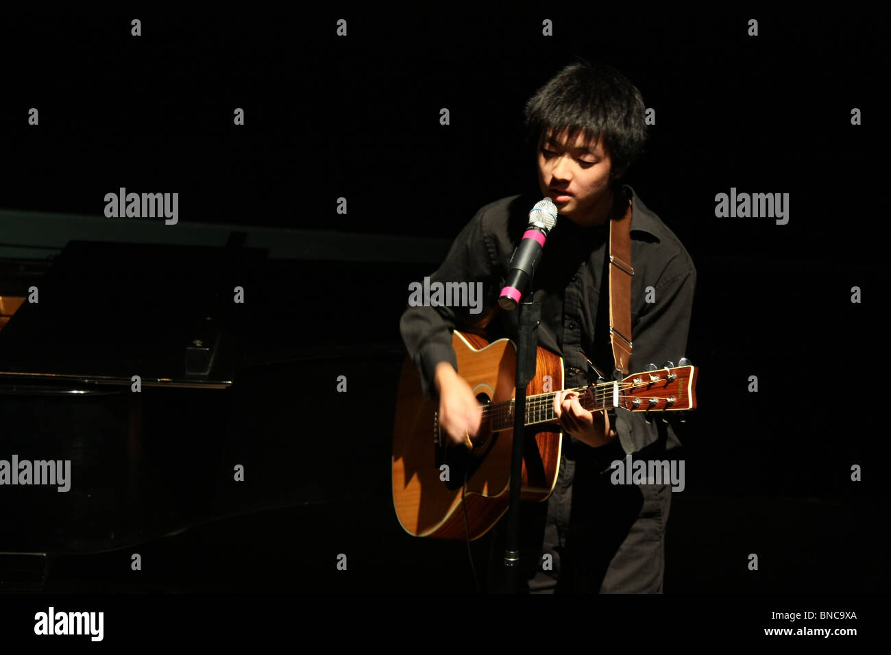 Les jeunes hommes asiatiques play guitar performance musicale Banque D'Images
